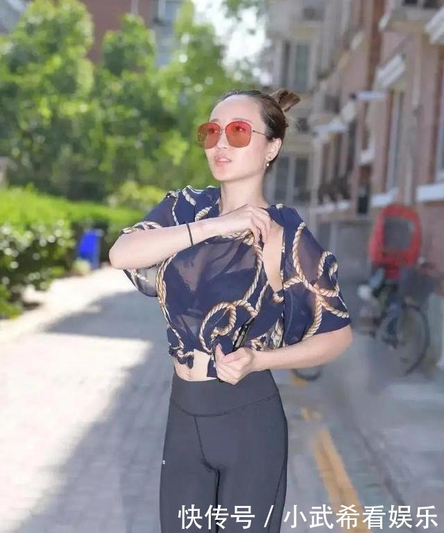  别具一格|别具一格的打底裤彰显落落大方的气场，穿着随性街拍范