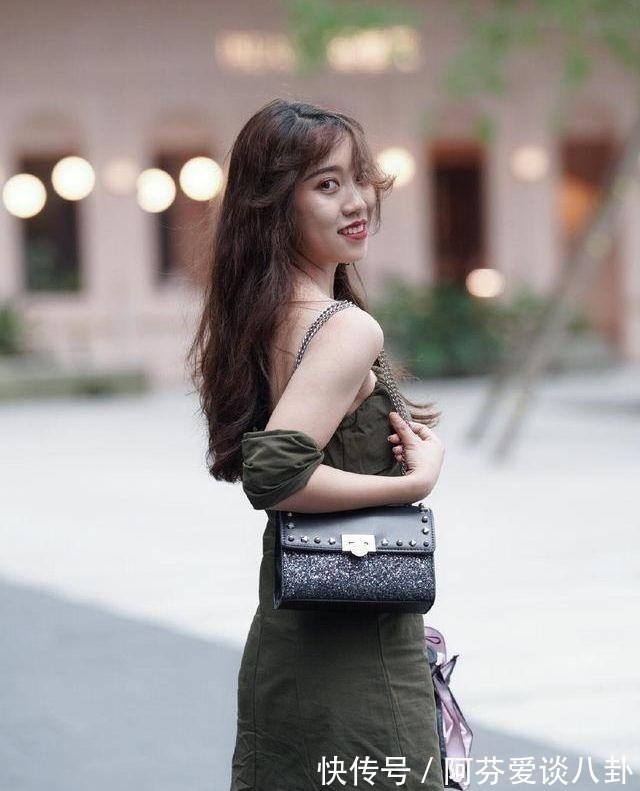 高跟鞋 初秋的减龄风穿搭,一字肩连衣裙搭配高跟鞋,简约干练又时尚