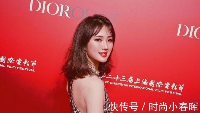 千鸟格|华为小公主姚安娜真放得开,穿千鸟格连衣裙前面优雅,后背惊艳