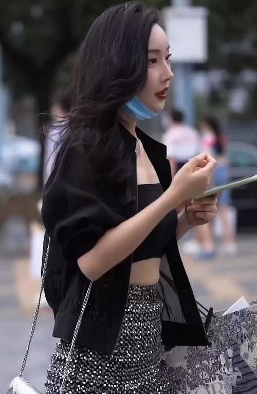 时尚穿搭|亮片包臀裙穿出时尚感,搭配黑色小抹胸,打造经典轻熟风#时尚穿搭# #时尚街拍#