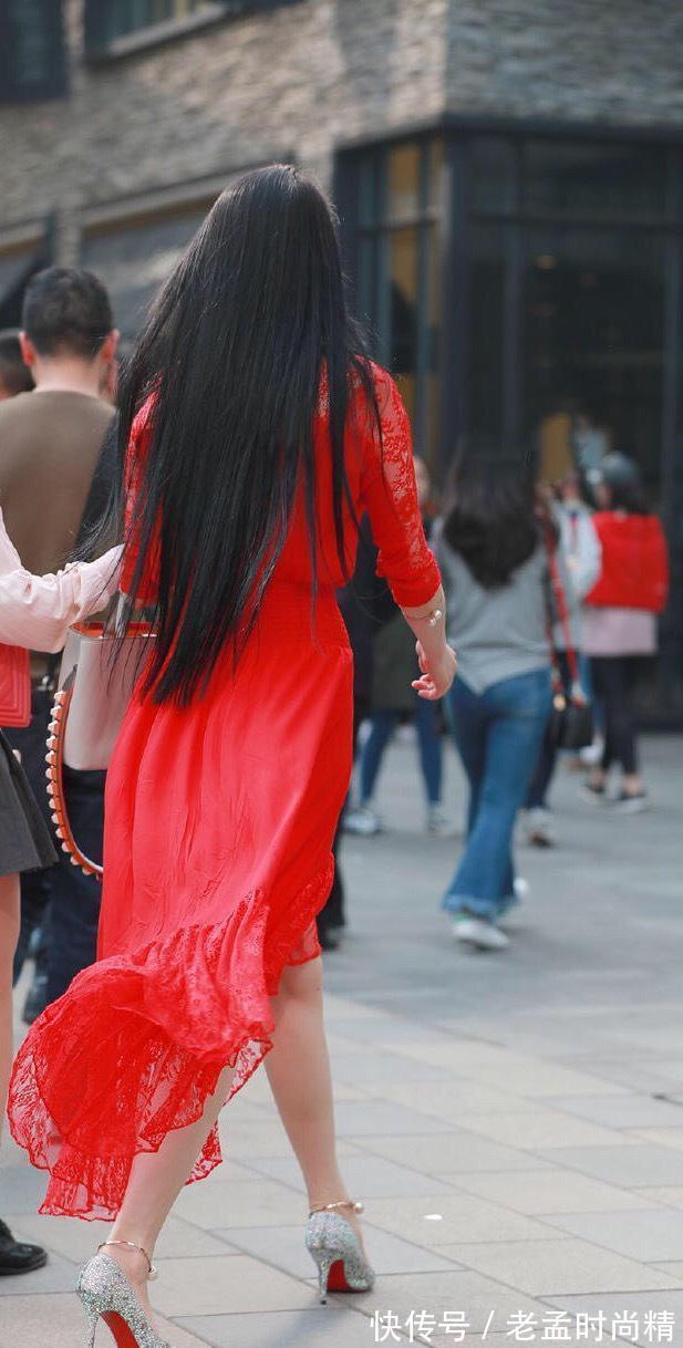 鹤立鸡群|美丽的红裙子喜庆又高贵,银色高跟鞋一穿,太迷人了!