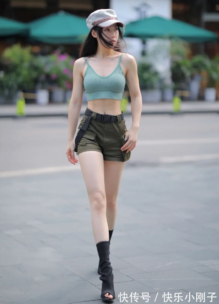 健身运动 运动吊带衫搭配着短裤,秀出了女孩完美的腹肌