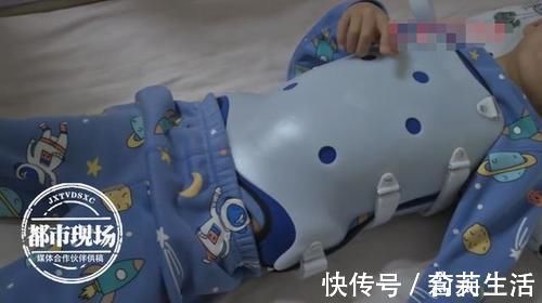 妈妈|妈妈给5岁儿子洗澡,发现他后背竟是歪的,医生痛批孩子这种习惯