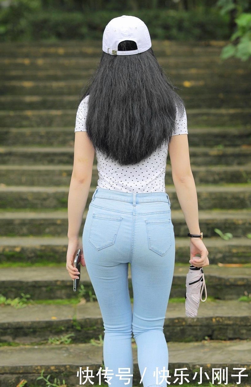 小姐姐修身体恤,展现出优雅时尚的韵味