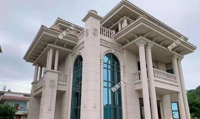 旋转楼梯|50万就可以在老家盖豪宅,配挑空客厅和旋转楼梯,每一面都很美