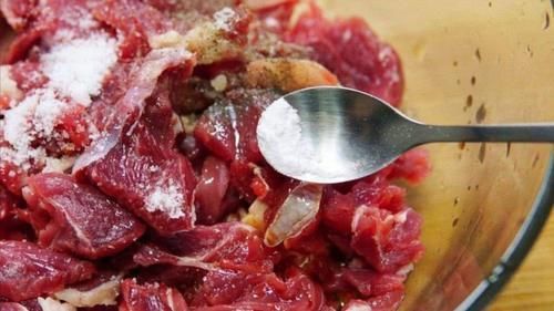 炒了20次牛肉,才知道炒牛肉时,放点“它”,又香又嫩还不腥