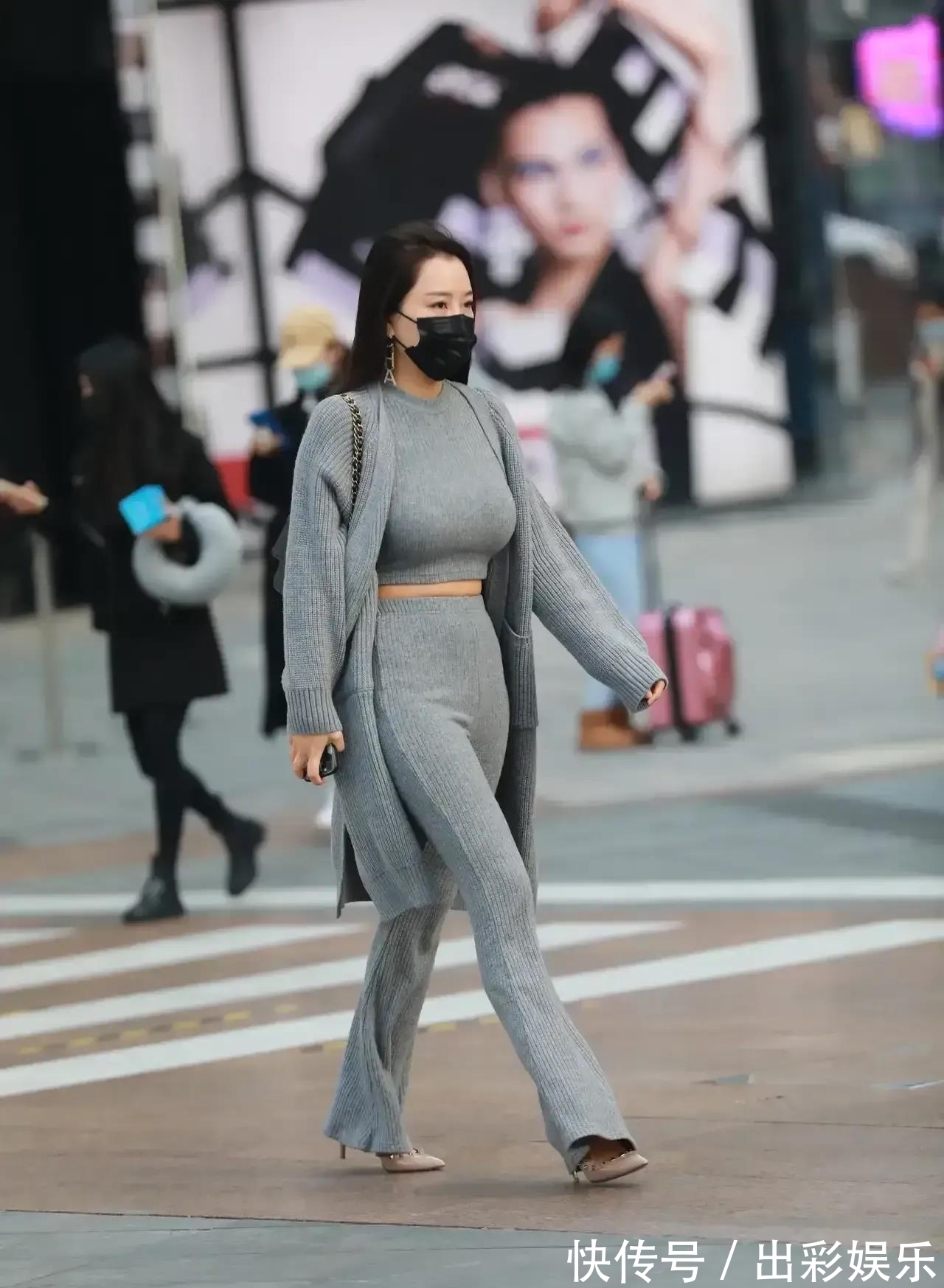 穿搭 冬季如何穿搭才能显时尚,尝试下针织三件套,穿着保暖又大气