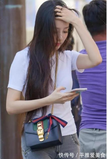 紧身牛仔裤|恬静美,白色T搭配灰色牛仔裤,尽显邻家妹妹风,穿出灵动活力