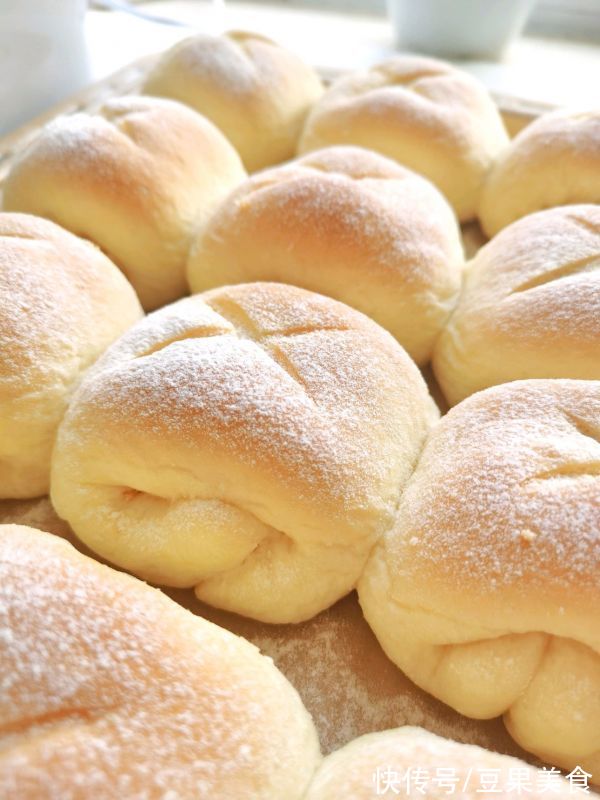 云朵一样松软—椰蓉提子牛奶面包