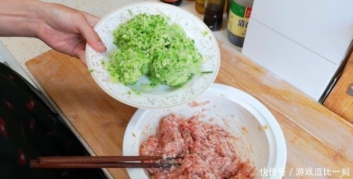 搅拌均匀|三伏天吃饺子，韭菜靠边站，用此菜做馅，鲜嫩多汁营养好，太鲜了