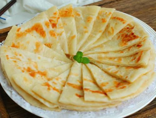 家常烙饼，凉了不硬有窍门，多加这3点，烙饼柔软起层，不干硬