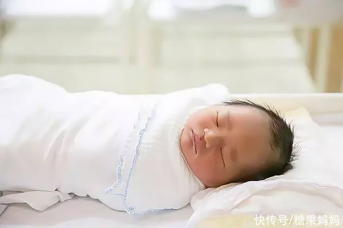 人类|宝宝被包成“毛毛虫”，解开包裹萌翻了：人类幼崽版“破茧成蝶”