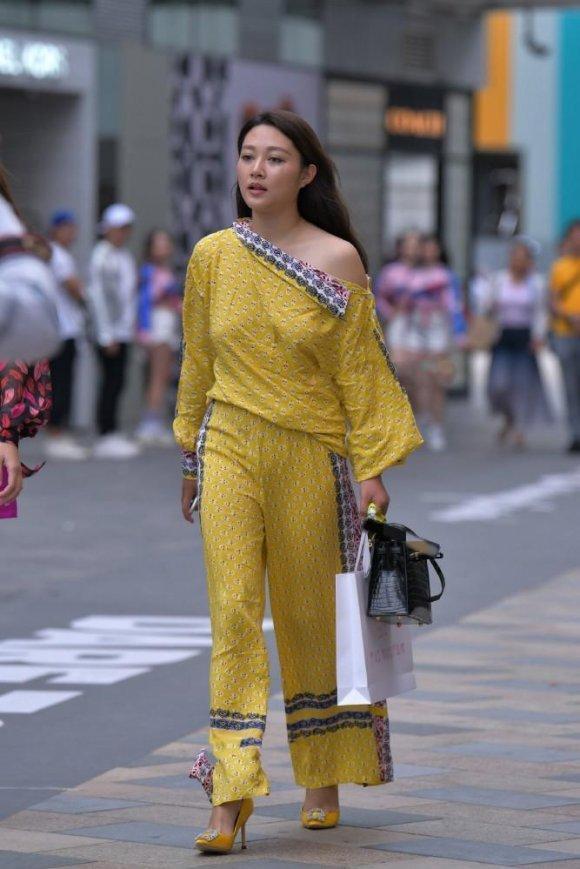 美的 偏爱个性穿搭的女生,姜黄色阔腿裤套装,美的时尚又洋气