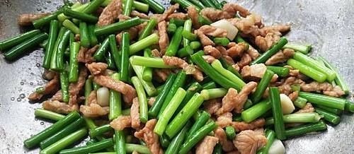 炒猪肉时,先放油还是先放肉?很多人都搞错了,难怪肉又老又硬