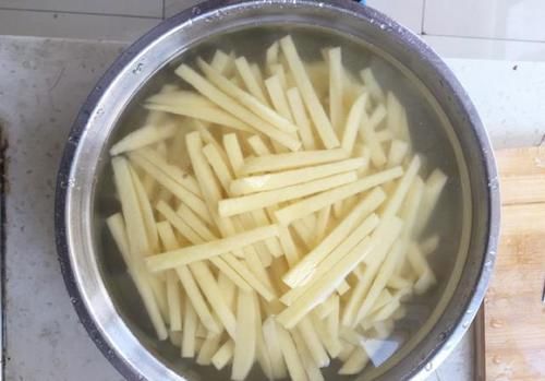 自己炸的薯条是软的，这是什么原因？怎么做才是脆的？