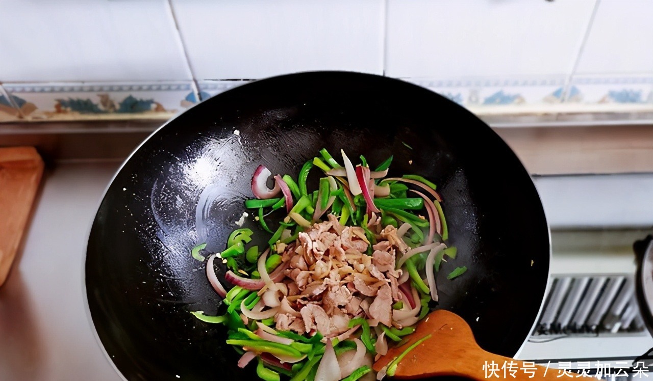  两口子的快手午餐，荤素搭配简单好做，炒肉丝嫩滑入味有窍门