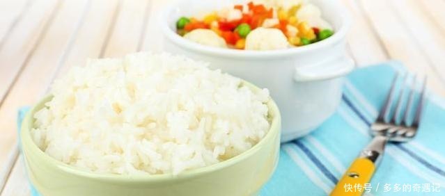 家里煮的米饭总是不香,只要这样做,蒸的米饭香甜可口