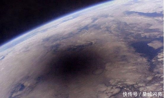 如果从太空看，地球上的日全食将会是什么样呢？