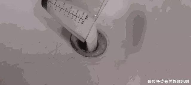 食盐撒在厕所太厉害，解决了家家户户的难题，省钱又实用