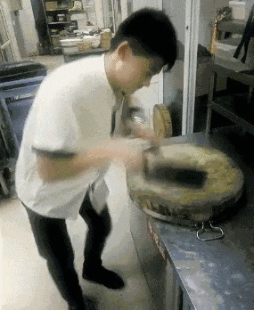 |搞笑GIF：今天终于见到真相了，原来魔术都是这样变的