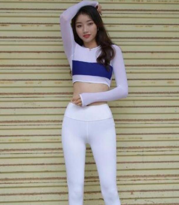 小姐姐为秀身材拼了, 穿打底裤不算啥, 上衣还短一大截, 都没眼看
