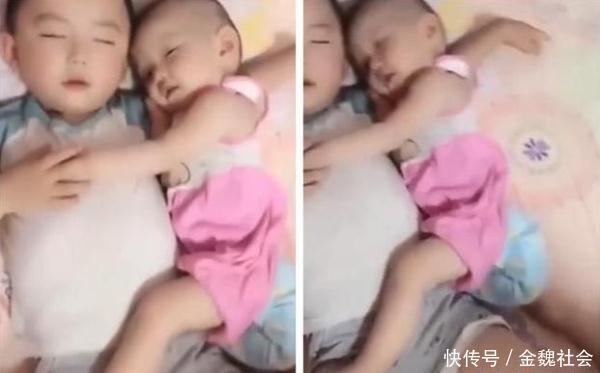 熟睡的兄妹俩脸上挂着笑意，妈妈好奇的掀开被子，真是暖哭了