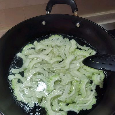 豆豉鲮鱼炒苦瓜|凉拌苦瓜和豆豉鲮鱼炒苦瓜