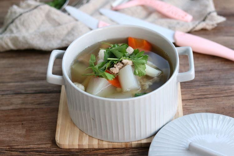 天冷了,炖一锅羊肉汤暖暖身,鲜美滋补,做法还不难