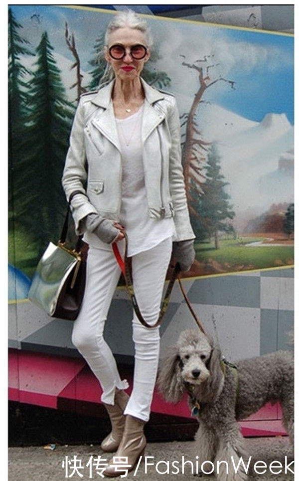  双腿|用机车靴点亮时尚，配上大衣外套，显得双腿更加纤细