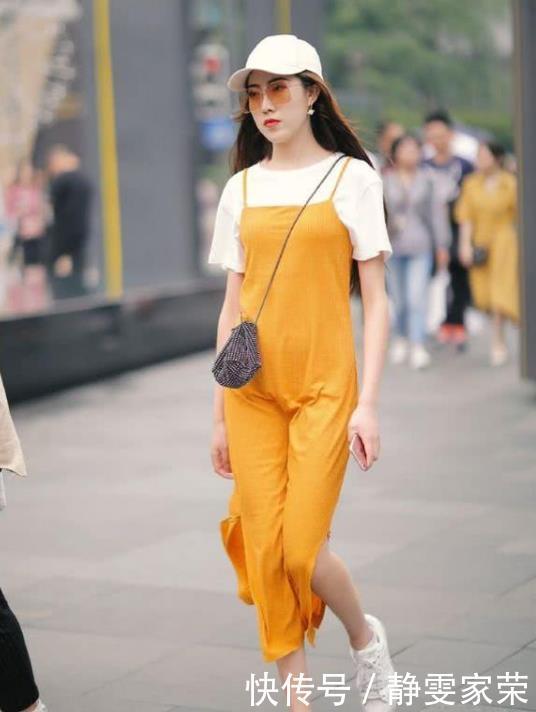 街拍皮肤白皙的美女,身穿个性条纹连衣裙,尽显婀娜多姿的好身材