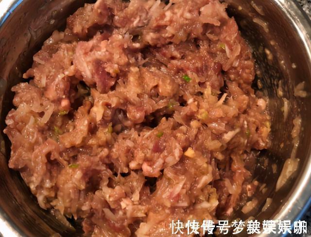 萝卜包饺子时，用盐杀水还是下锅炒干？教你1招，味道鲜还不出水