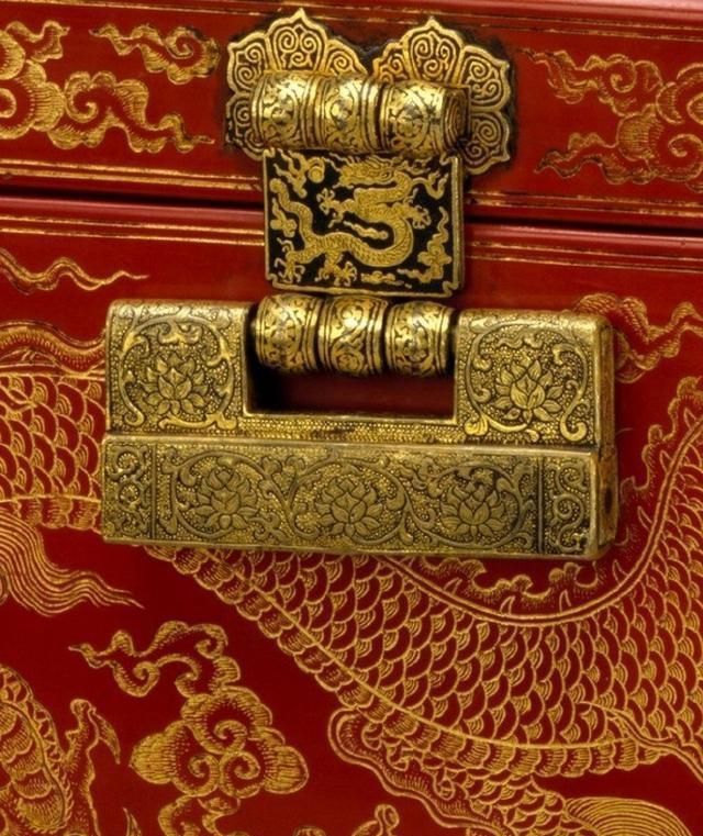 明永乐年间的古董经匣,红漆底戗金龙纹,属于皇室一级宝贝