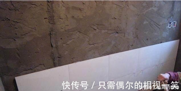 瓷砖|工人如果在墙砖下放这个东西,你连验收都不用,直接结算工钱!
