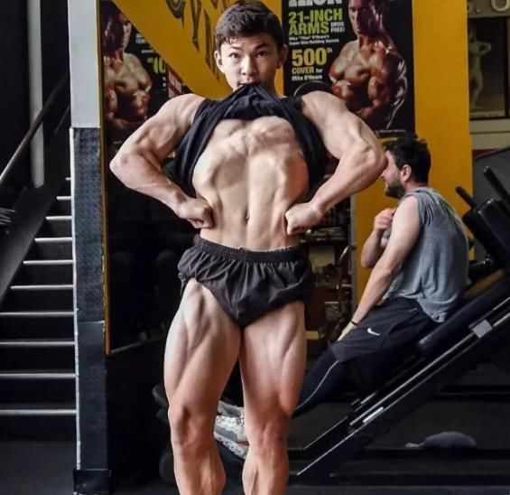 锻炼|8岁健身锻炼肌肉,15岁成为全球健美冠军的少年,现在这身高亮了