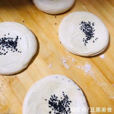 分享给你们我家祖传的酥烧饼的做法，一般人我不告诉他