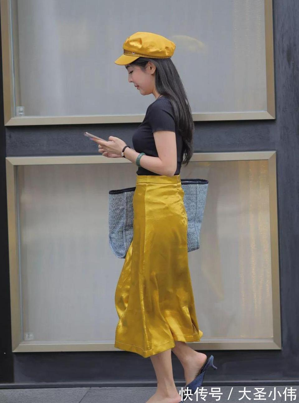 美女|美女街拍:喜欢喝奶茶的气质美女,虽然她很普通,但是她的气质确实很高级