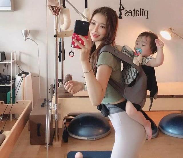 母乳喂养|90后年轻宝妈晒娃,自己却因身材先火了,引来众多宝妈羡慕