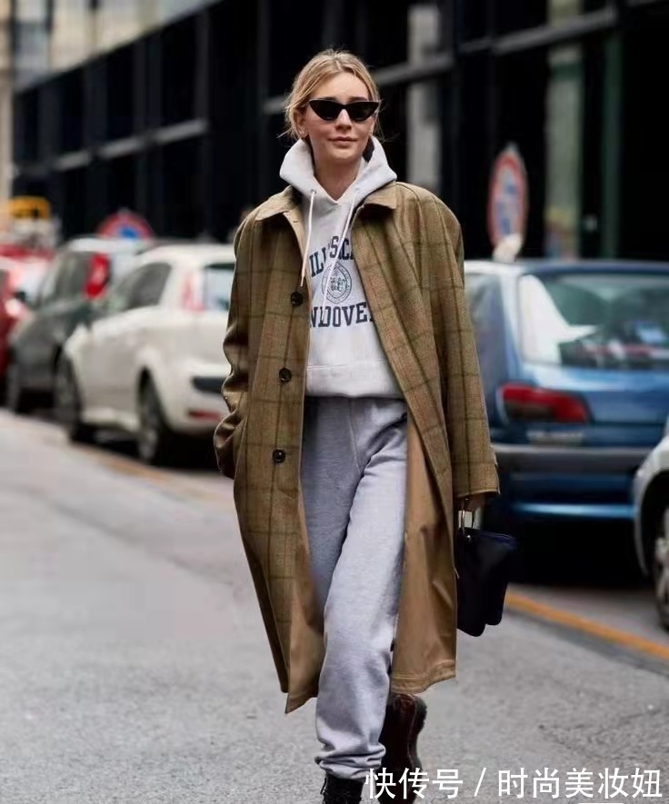 卫衣 “长大衣+卫衣”火了,毫不费力的穿搭术,实用又时髦洋气