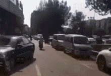 |搞笑GIF:漂亮的妹子都很有礼貌