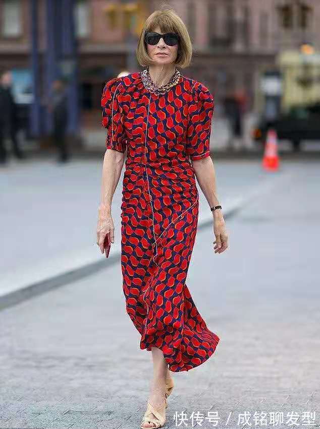长裙|“时尚女魔头”安娜·温图尔,衣着光鲜身材曼妙,72岁风采依旧