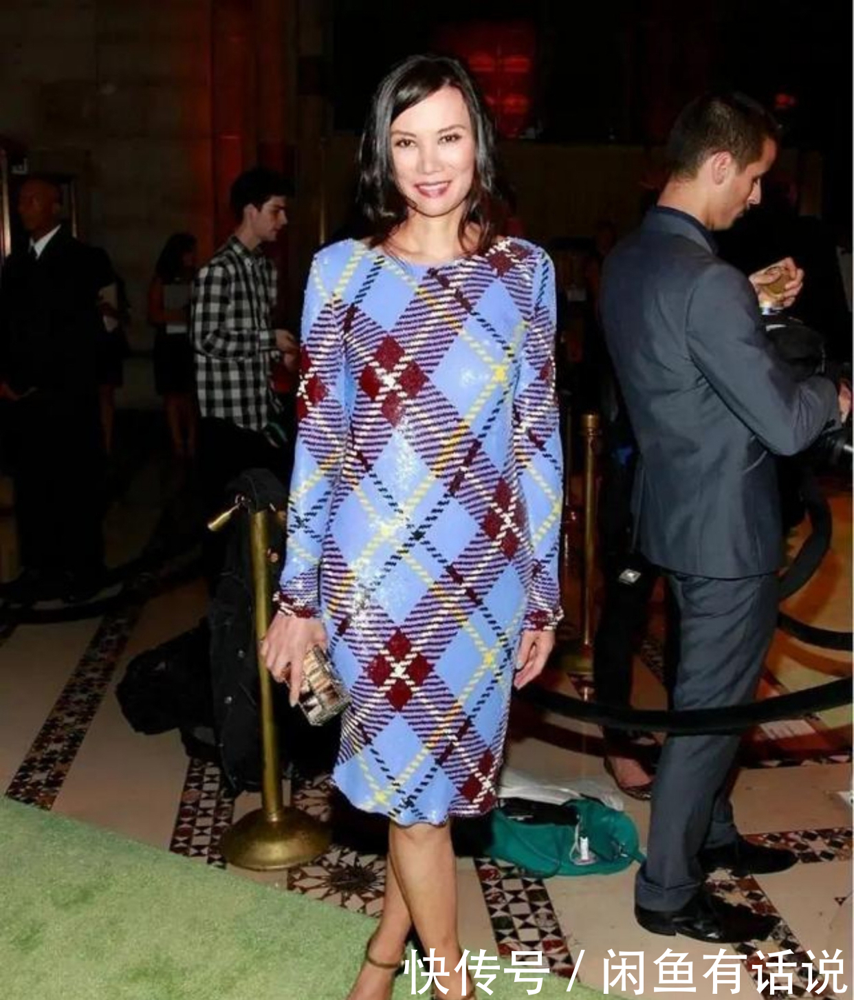 tips|邓文迪罕见换发型,烫微卷发好显年轻,配“露背礼服”哪像52岁