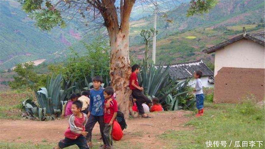 学校|小学扩建时挖到6岁儿童墓, 专家闻讯火速前来, 抱着笑的合不拢嘴!