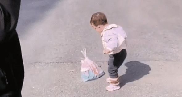 袋子|“最抠门宝宝”捡钱火了,果然“财迷”是不分年龄大小的