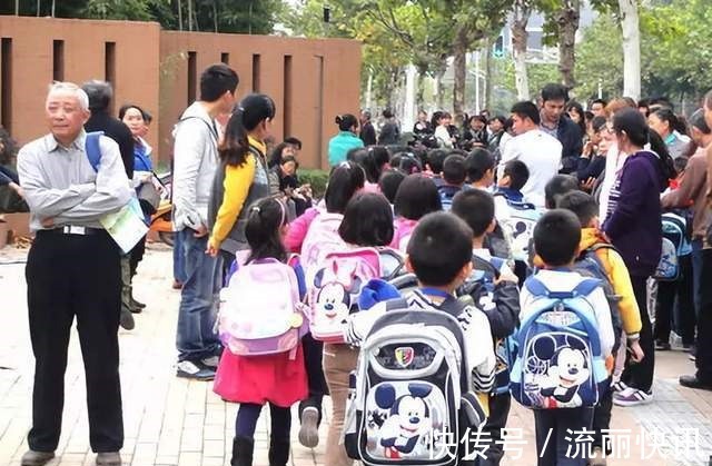 长辈|孩子上下学由谁来接送,反映了家庭不同状态第四种家庭最幸福