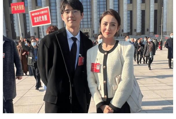 佟丽娅晒第十一届全国文代会合影，明星大腕云集，她带来王炸效果