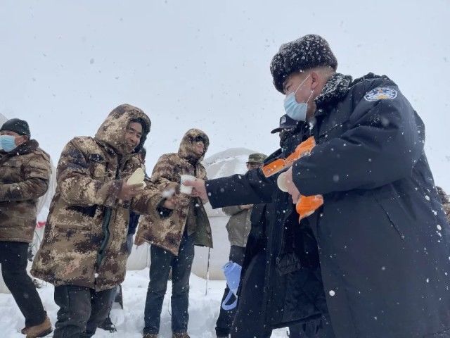 警察|暴雪致15名工人被困，警察背上物资徒手开路，救人！