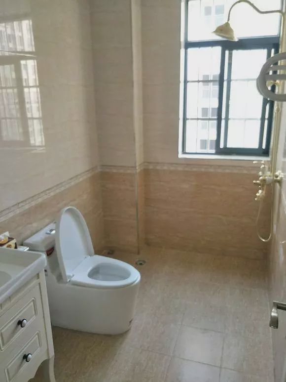 老公|老公坚持全屋贴瓷砖,一到春天,全家人恨不得去宾馆住!