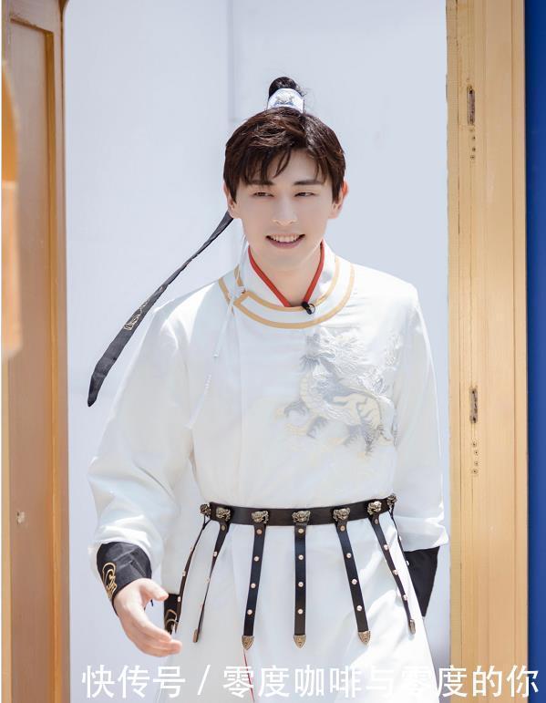 黄明昊|《密室大逃脱》杨幂学马叫,邓伦飚方言,网友没想到这么接地气