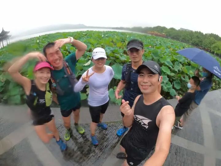 这句话|有人冒雨在西湖边刷出一颗“心”！朋友圈里这句话太有爱