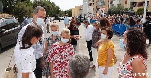 额头|西班牙两公主终于扎头发,饱满额头像王后,王后一袭小白裙真年轻